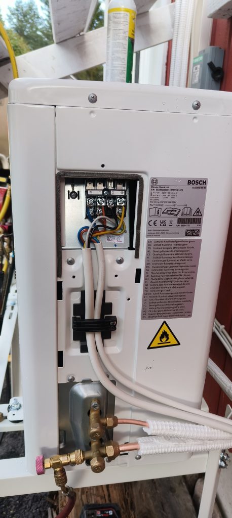 Boschin lämpöpumpun sisäyksikkö ja ohjausyksikkö teknisessä tilassa