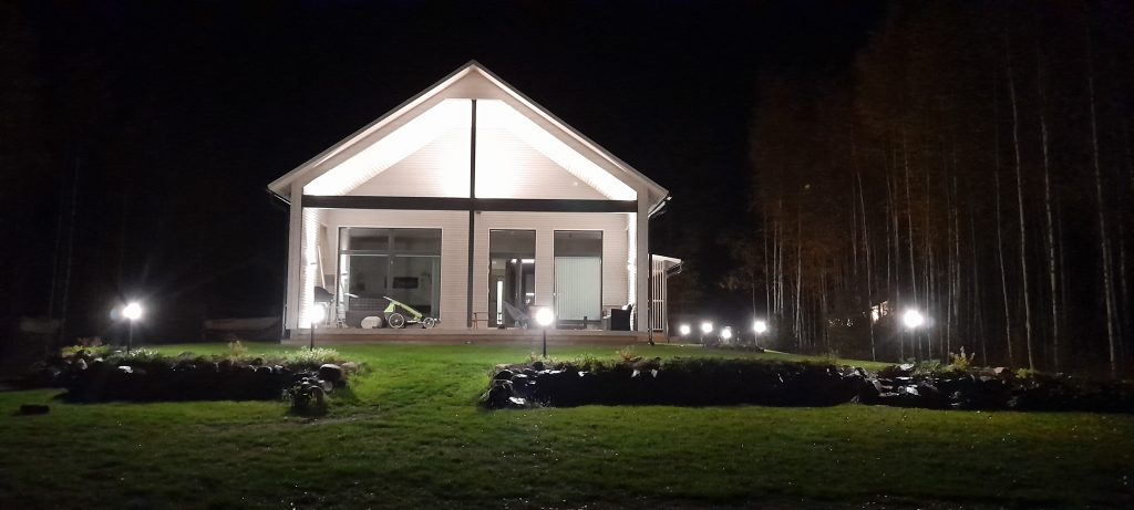 Valmis omakotitalo iltavalaistuksessa